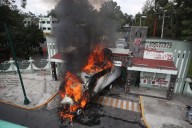Encapuchados lanzan petardos a instalaciones militares al término de mitin por caso Ayotzinapa