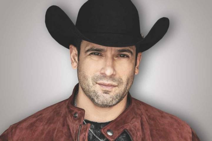 Bobby Pulido, estrella de la música tejana, se lanza a la política en el sur de Texas