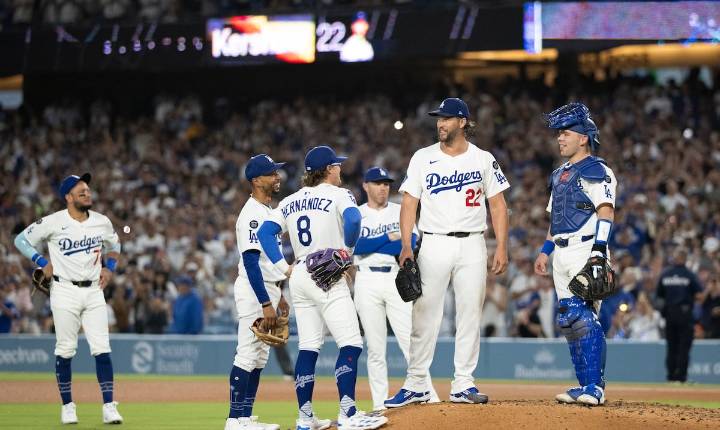 Clayton Kershaw acapara los aplausos en su último juego de temporada regular en el Dodger Stadium