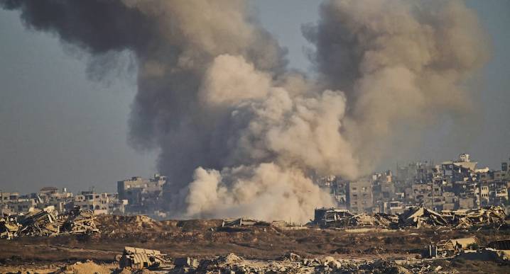Israel sigue demoliendo Gaza a bombazos y mata a 100 palestinos