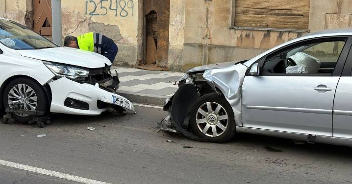 Choque frontal entre dos turismos en la Avenida Juan Pablo II
