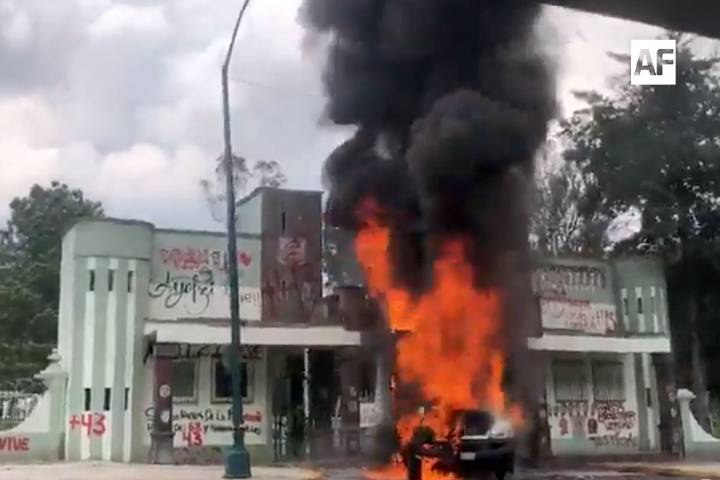 Protesta por Ayotzinapa: manifestantes incendian camión frente al Campo Militar 1
