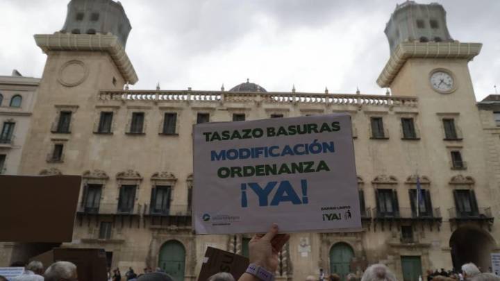 Concentración contra el tasazo de basuras frente al Ayuntamiento de Alicante