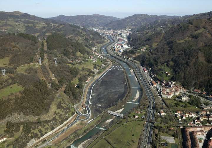 Indra baraja el polígono Reicastro, en Mieres, para construir la pista de pruebas para vehículos blindados