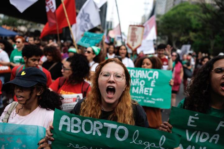 Mujeres marchan por el derecho al aborto legal, seguro y gratuito en Brasil