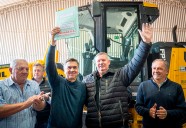 Zdero entregó en San Bernardo una maquinaria para el Consorcio Caminero N°60