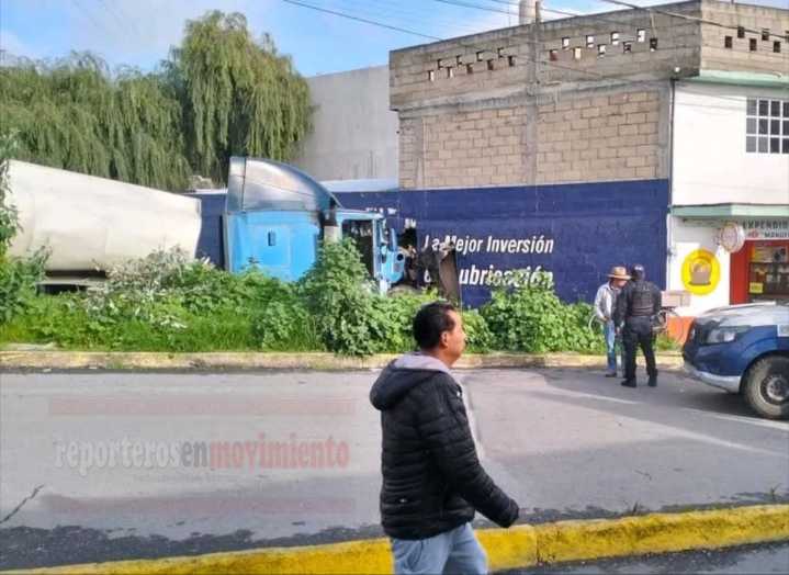 EL OPERADOR DE UN TRÁILER SE FUE A IMPACTAR CONTRA LA BARDA DE UNA CASA EN MEXICALTZINGO