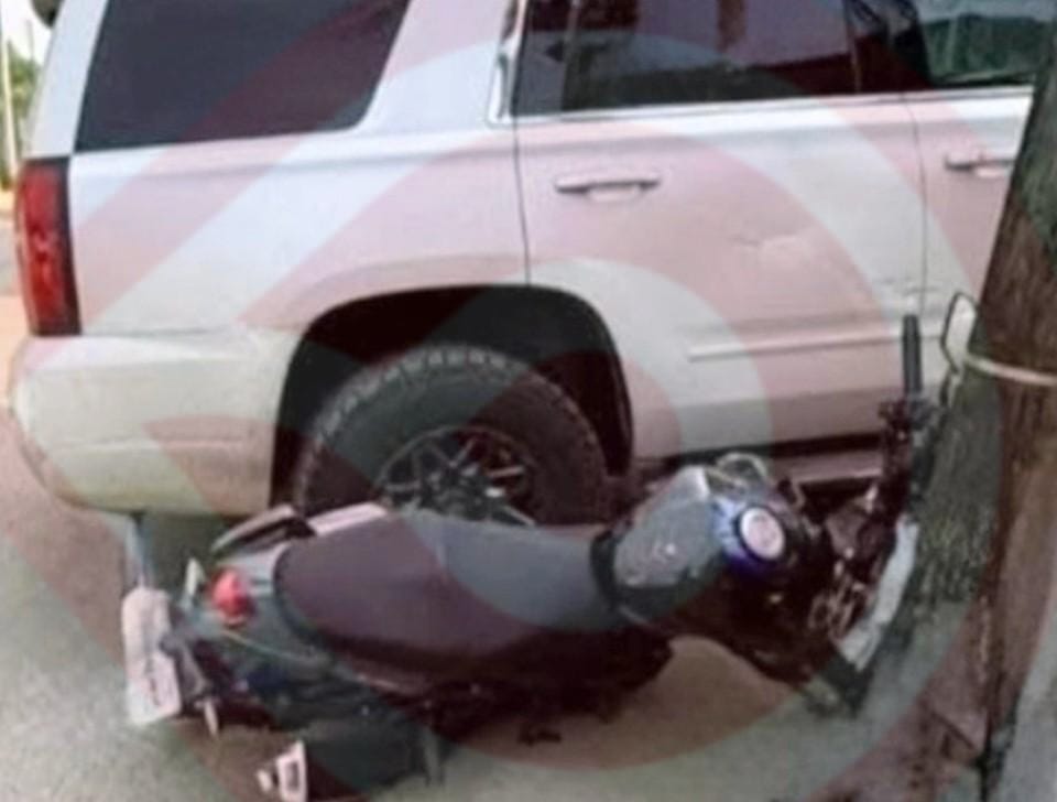 Choque de motocicleta con camioneta dejó daños materiales