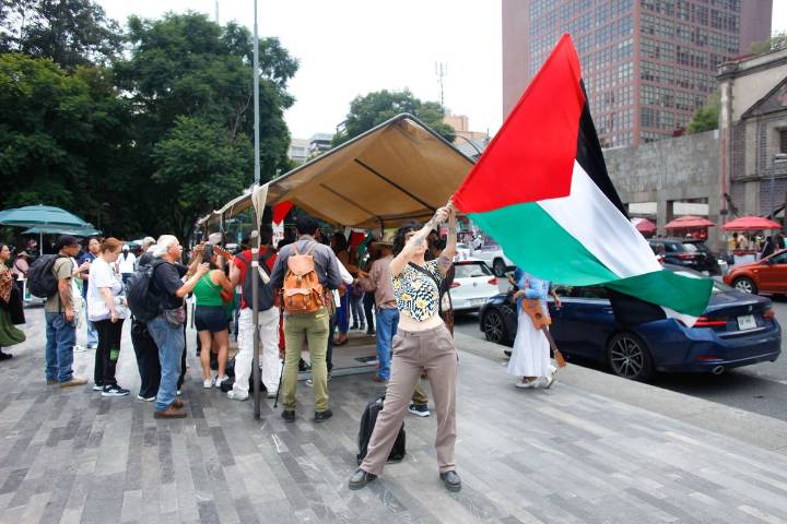 Manifestantes exigen garantizar seguridad de activistas que van en flotilla a Gaza