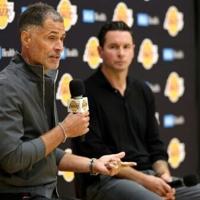 Lakers extend head coach Redick contract