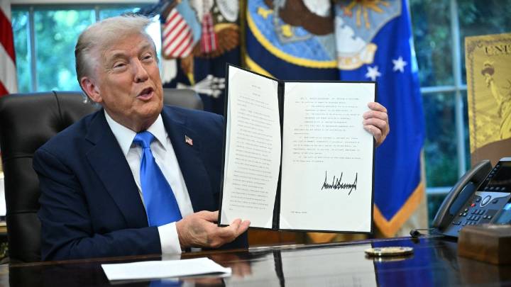 Trump fija una nueva tarifa de 100.000 dólares anuales para las visas H