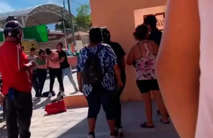 Pelean madres afuera de primaria