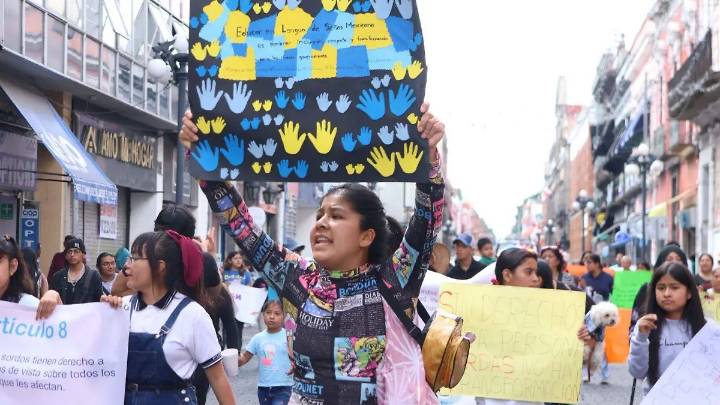Marchan padres de hijos con sordera; exigen docentes capacitados