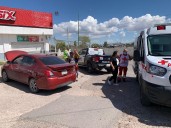 Choca patrulla municipal al sur de la ciudad; mujer y menor resultan lesionados