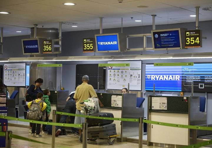 Ryanair cierra su base en Santiago, cancela vuelos a Vigo y Tenerife Norte y continúa sin operar Valladolid y Jerez