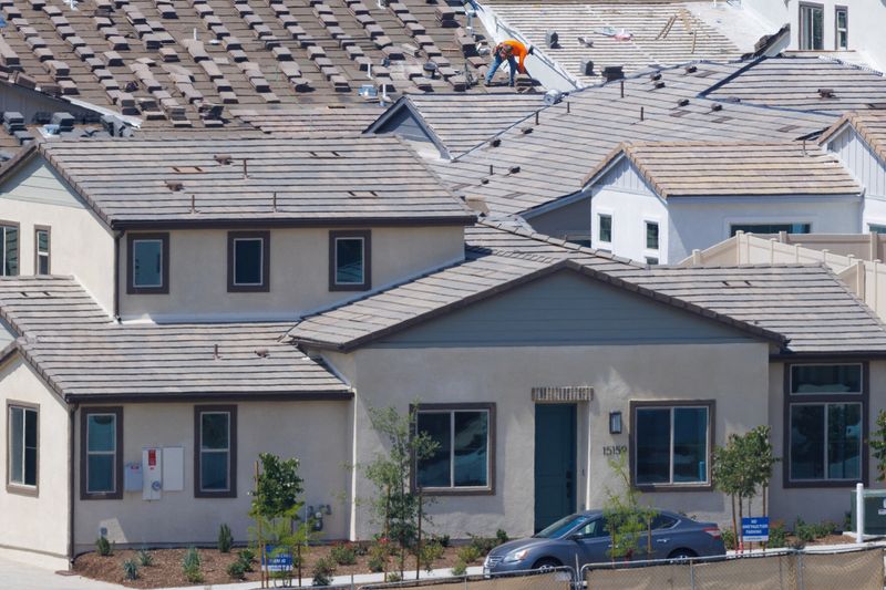 US 30-year mortgage rate drops, refinances jump, MBA data shows