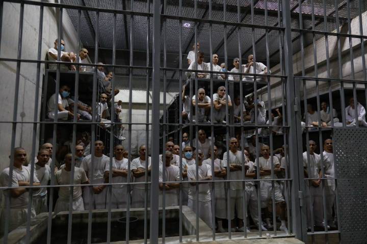 Justicia de EU bloquea uso de ley de 1798 para deportar a miembros del Tren de Aragua
