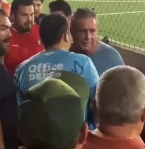 Alcalde pelea en partido de futbol