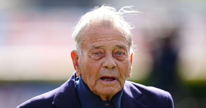 Umpire and former Leicestershire cricketer Dickie Bird dies, aged 92