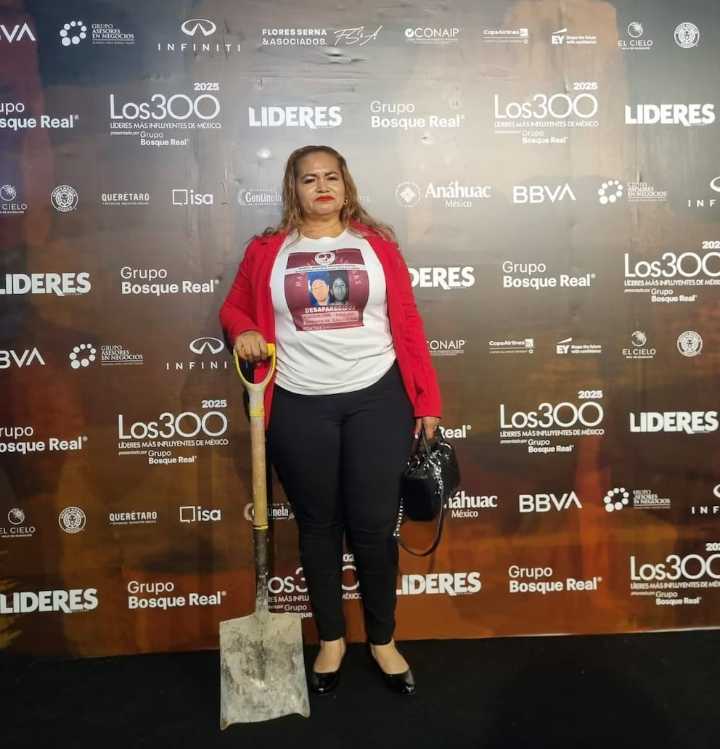 Con pala y camiseta de madre buscadora: Ceci Flores se presenta entre los 300 líderes más influyentes de México