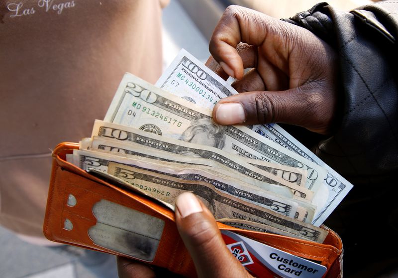 Dollar on the defensive before data releases, risk of US government shutdown