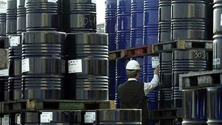 Precios del petróleo bajan casi 1% por temores de un exceso en la oferta