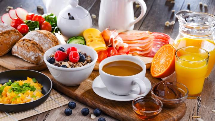 Retrasar los horarios de comidas, especialmente el desayuno, puede generar este efecto perjudicial