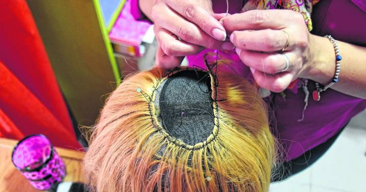 Pelucas que ayudan a atravesar tratamientos oncológicos: una labor que cumple siete años en Neuquén