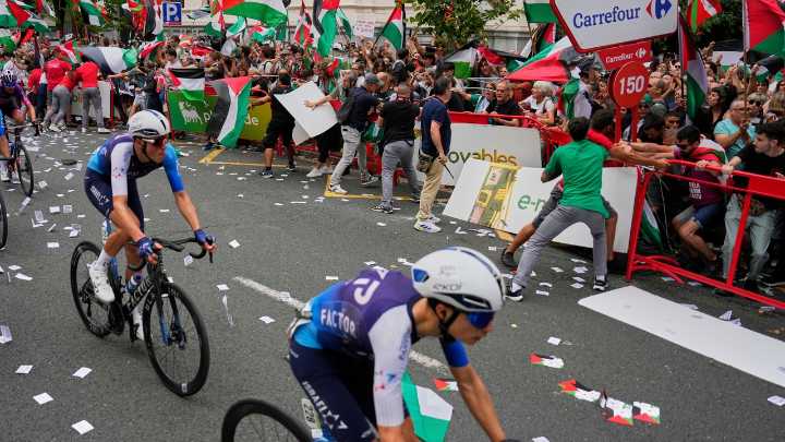 "Nos llaman asesinos". Así vive el equipo Israel la Vuelta desde dentro