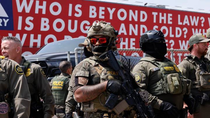 California aprueba medida que prohíbe a agentes cubrir el rostro