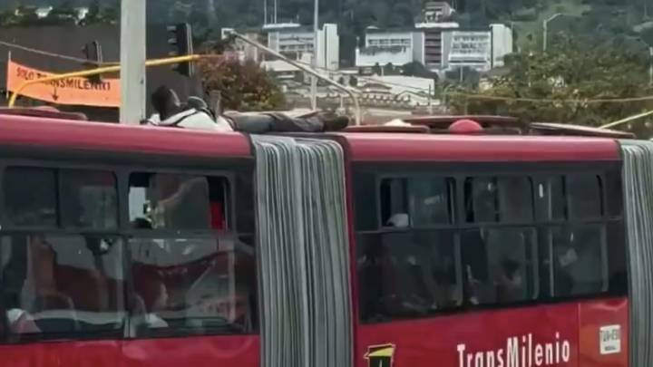 Hombre fue sorprendido viajando encima de un TransMilenio: así terminó su arriesgada ‘travesía’
