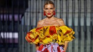 Esther Cañadas, modelo icónica en los 90, volvió a la pasarela a los 48: “Intento ser auténtica, no perfecta”