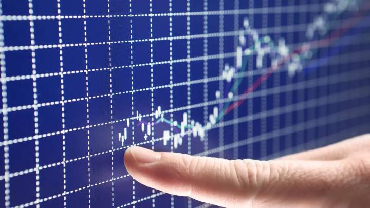 Markets extend losses as weak rupee weigh on sentiment