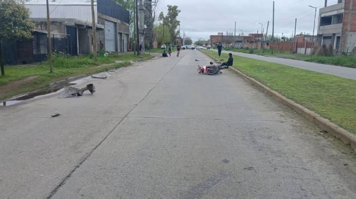 un automovilista atropelló a una motociclista y a un peatón y se dio a la fuga