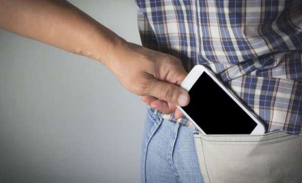 Por qué los expertos quieren que dejes tu teléfono fuera del baño