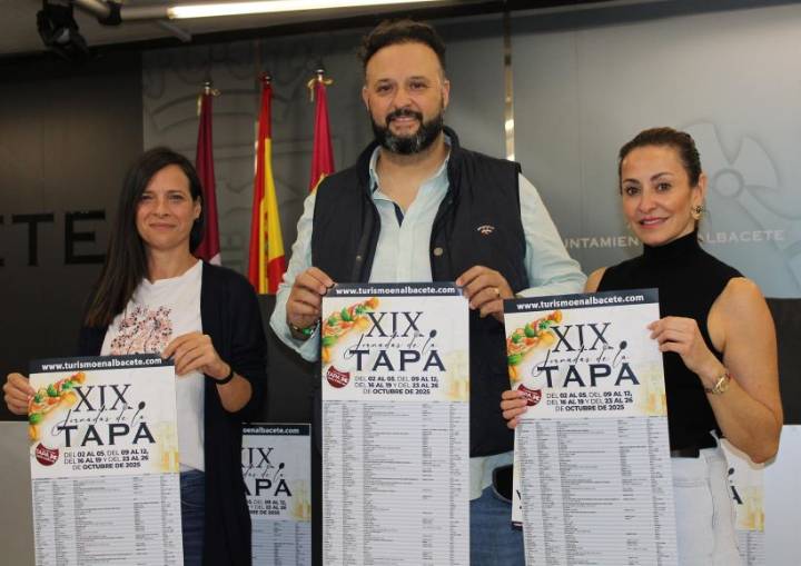 Vuelven las Jornadas de la Tapa de Albacete con la participación de 91 establecimientos hosteleros La concejala de Turismo y Marca Albacete, Rosa González de la Aleja, la diputada provincial de Turism