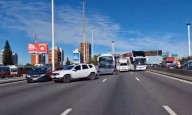 Impresionante choque múltiple en Gral. Paz: hay nueve autos y un colectivo involucrados