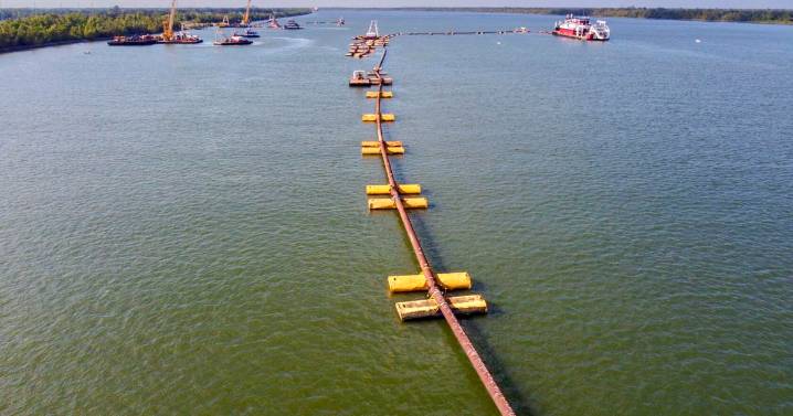 Corps to build underwater sill to stop salt water from moving up the Mississippi River