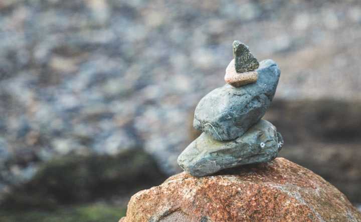 “Una piedra…” | Un poema de Mariana Bernárdez