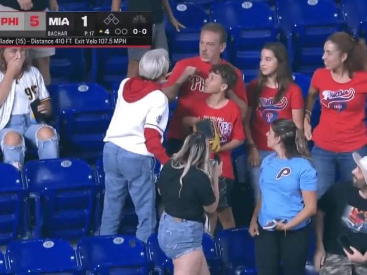 Phillies fan who took baseball from kid offered $5K for her autograph