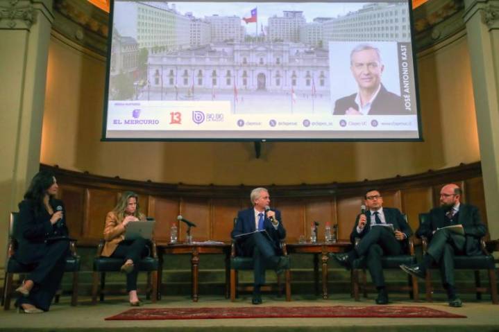 Kast arremete nuevamente contra Artés: “En la calle que se tome se va a ir preso si no tiene la autorización”