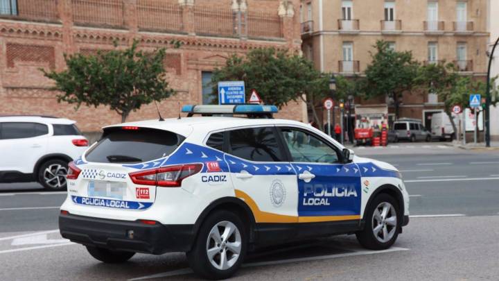 Un grupo de turistas se graba saltando sobre la fuente de San Juan de Dios, en Cádiz