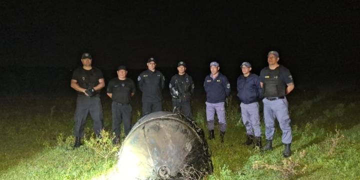 Sorpresa en un campo de Chaco por  un objeto metálico que cayó del cielo: investigan su origen
