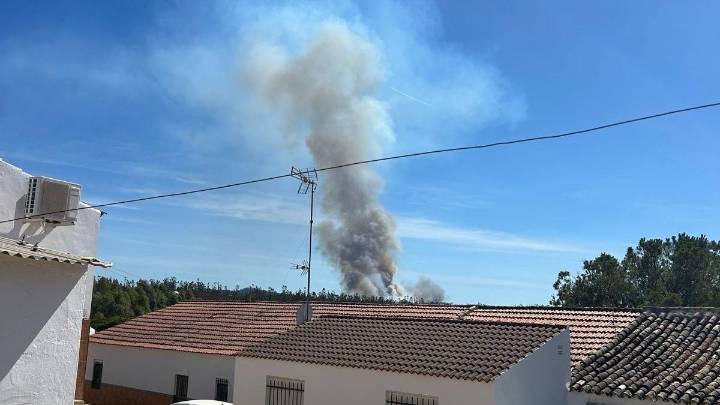 Declarado un incendio forestal en Calañas, en el paraje del Embalse de Teliarán