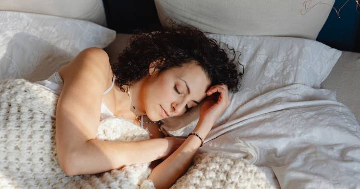 Dormir mal puede acelerar el envejecimiento del cerebro y aumentar el riesgo de demencia