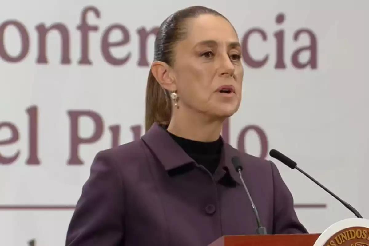 Presidenta Sheinbaum Pardo responde por “narcomanta” en Mexicali: niega desvíos y asegura abasto de medicamentos arriba de 90%