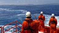 Salvan a 17 migrantes, entre ellos una niña, localizados en una patera a 20 millas de la costa de Valencia