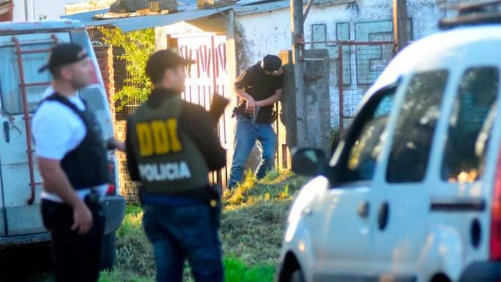 Video: dos delincuentes tomaron de rehenes a menores y murieron durante un tiroteo…