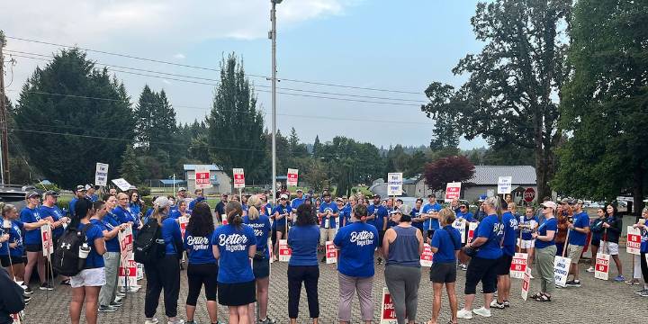 La Center teachers hit picket line as negotiations with school district continue