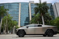 Propietario de Cybertruck asegura que el techo de cristal de su camioneta se agrietó misteriosamente: “Tesla dice que no son responsables de cubrirlo”